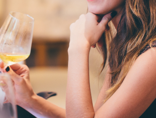 donna che degusta del vino