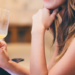 donna che degusta del vino