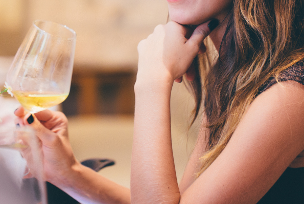 donna che degusta del vino
