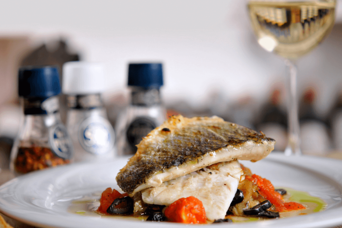 Piatto di pesce con cui abbinare il vino bianco