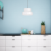 Cucina con parete colorata